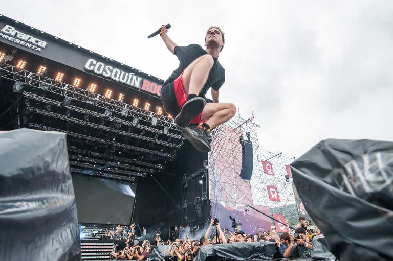 El debut de Wos en uno de los escenarios principales del Cosquín Rock fue uno de los shows más esperados y atrajo a un público variado de edades variadas. Con la fusión de sus rimas y distorsión, el joven MC dejó en claro un hay una nueva generación lista para todo