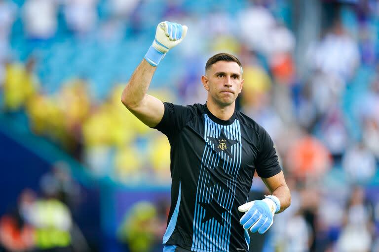 El Dibu Martínez en el campo del juego del Hard Rock Stadium.