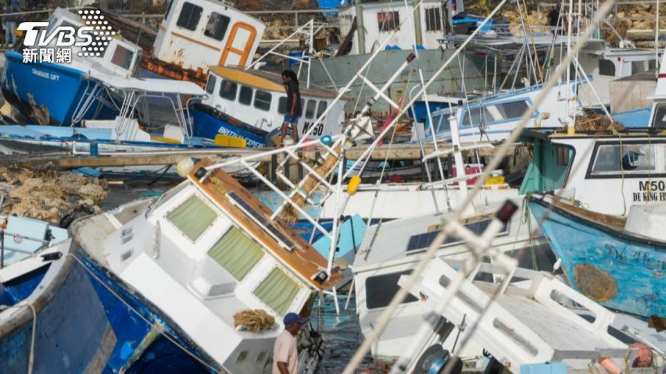 加勒比海島國巴貝多也遭到颶風貝羅襲擊，港口船隻東倒西歪、還有不少損毀。（圖／達志影像美聯社）