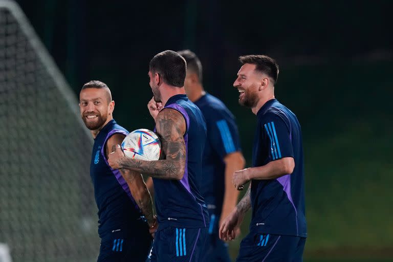 En el entrenamiento de la selección Argentina en la Universidad de Qatar, Papu Gómez fue uno de las variantes que probó Scaloni para reemplazar a Ángel Di María