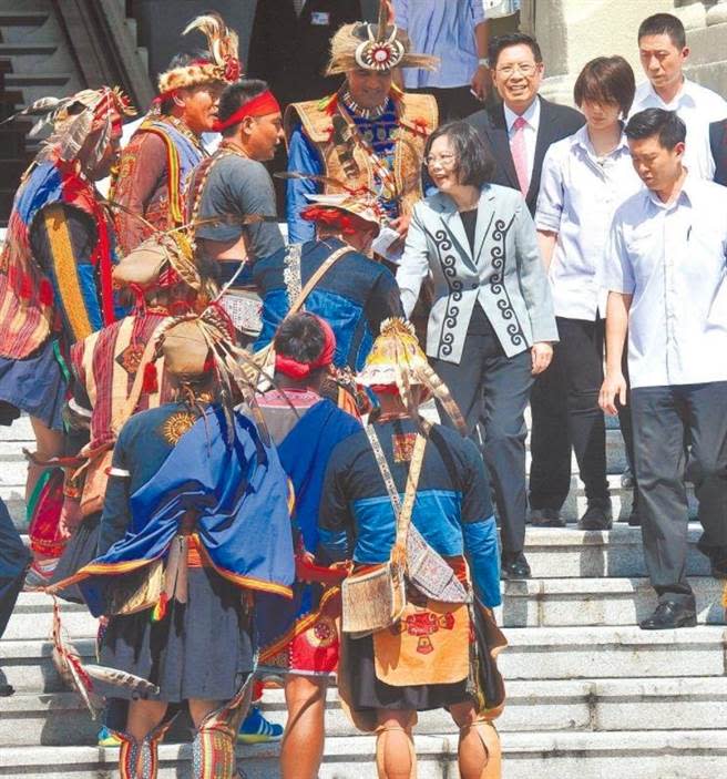 今（1日）天為原住民日，回顧2016年蔡英文總統曾代表政府向原住民族道歉，並宣布推動原住民族歷史正義與轉型正義的工作，國民黨立法院黨團表示，蔡英文就職時向原住民道歉，不該成為正義轉型的終點。圖為資料照片。（本報資料照片）