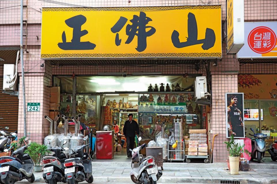 房東連秋香在新北土城經營佛具店超過20年，卻為了賺錢而私營違法分租，間接害死9條人命。