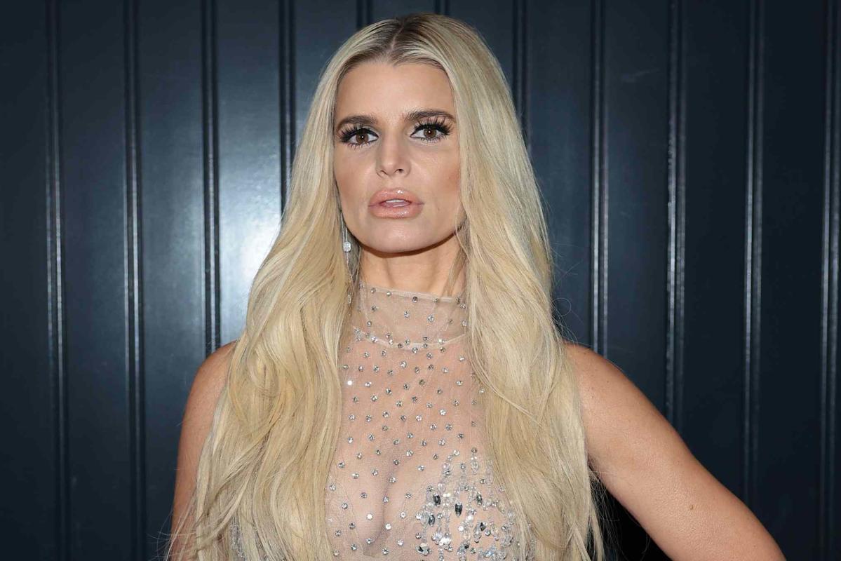 Jessica Simpson Models First Collection as Brand Owner for Spring 2022 –  Fonjep News