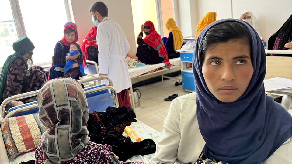 Mujeres en una sala de un hospital.