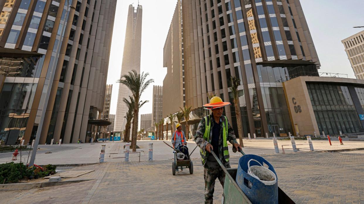  A Chinese worker in the new city. 