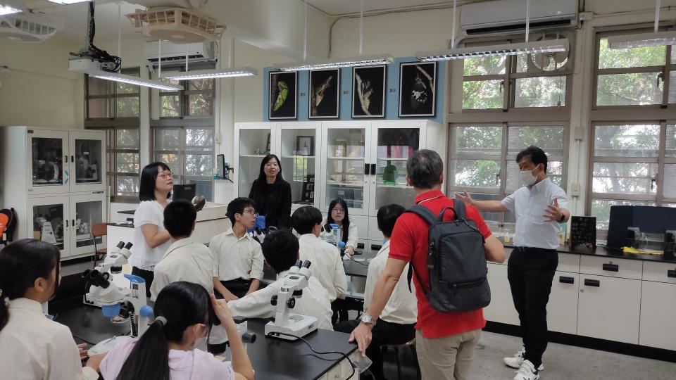 南陽中學學生和忠孝國中學生一起上生物實驗課