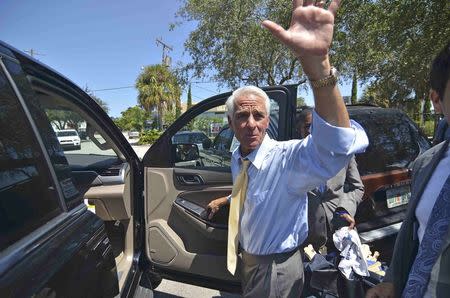Former Florida Governor Charlie Crist waves after meeting supporters outside the North Miami Public Library in Miami, Florida August 24, 2014. REUTERS/Gaston De Cardenas