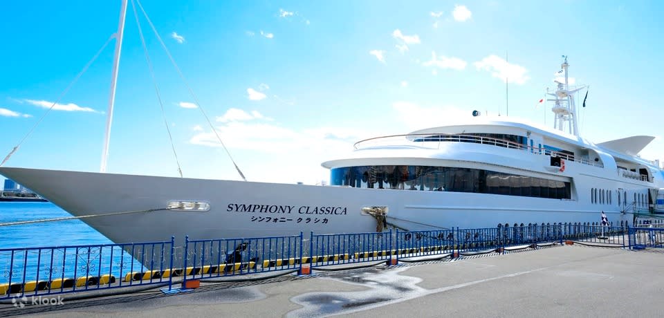 A photo of the Symphone Classic cruise ship in Tokyo.