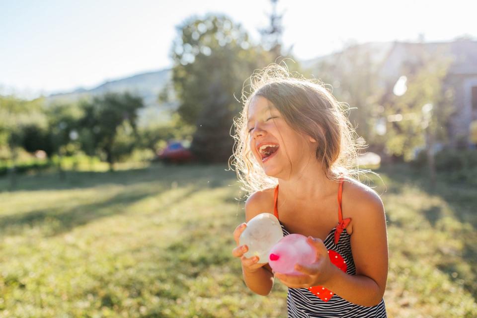 summer activities for kids water balloon fight