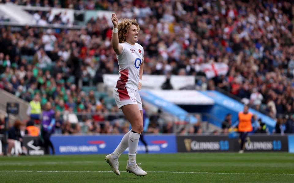 Ellie Kildunne celebrates her try