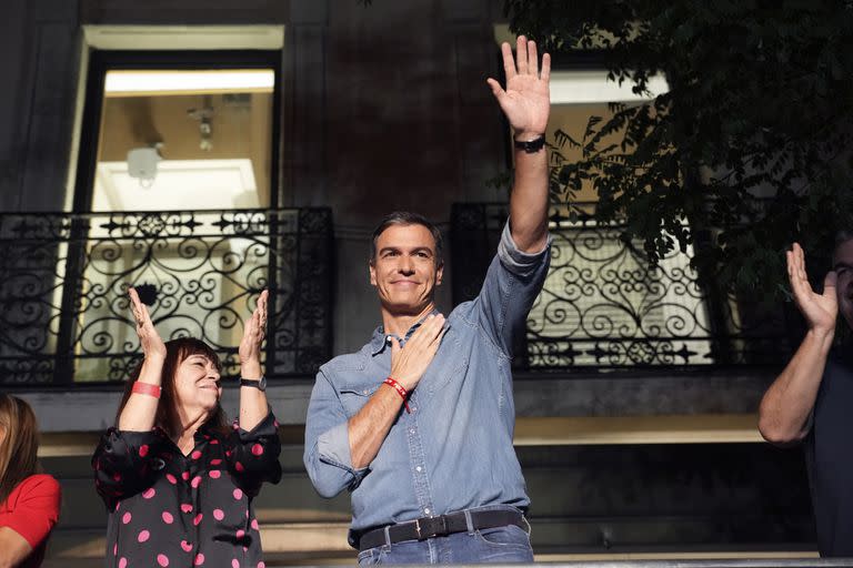 El líder del Partido Socialista de los Trabajadores y actual primer ministro, Pedro Sánchez, saluda a sus seguidores fuera de la sede del partido en Madrid, España