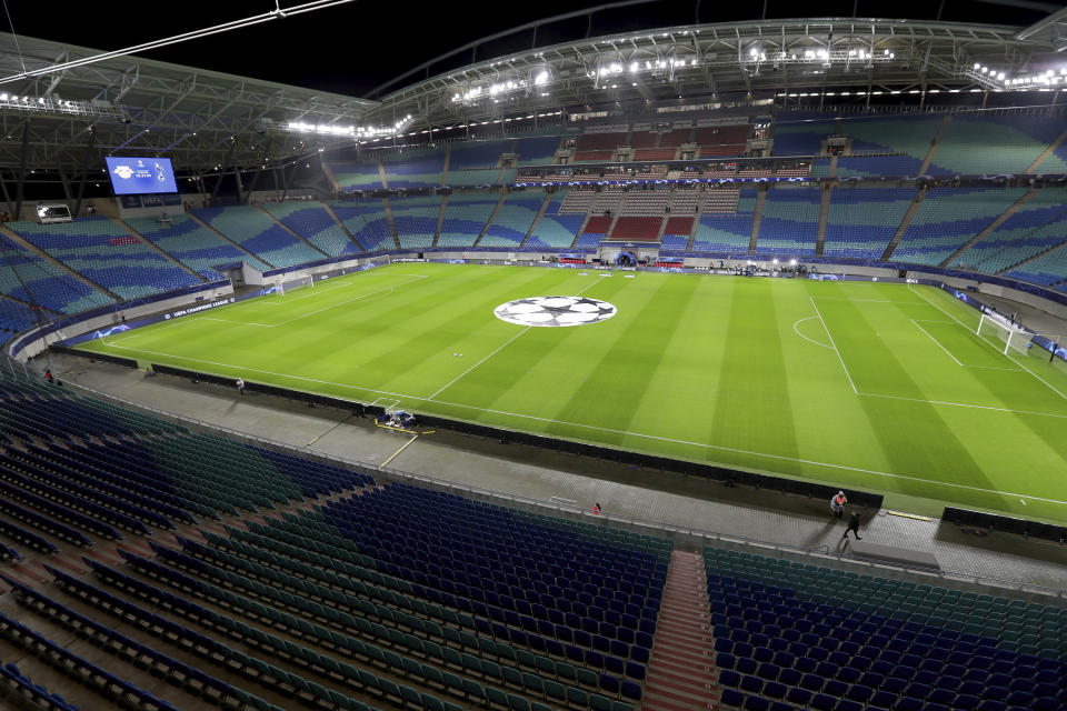 En esta foto del 10 de marzo de 2020, las tribunas vacías del estadio previo al partido entre Leipzig y Tottenham por los octavos de final de la Liga de Campeones en Leipzig, Alemania. (AP Foto/Michael Sohn)