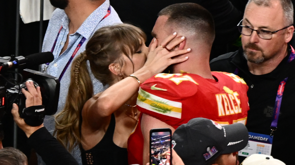 Taylor Swith kisses Travis Kelce.