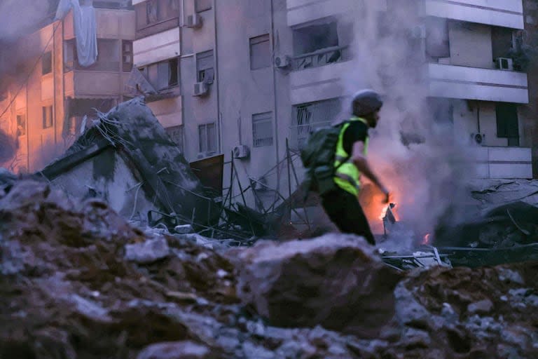 Un trabajador de rescate corre entre los escombros de un edificio destruido por un ataque aéreo israelí en el barrio de Haret Hreik, en los suburbios del sur de Beirut, el 27 de septiembre de 2024. 