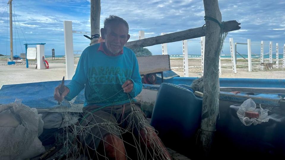 Gregorio Julián Salazar, el pescador más anciano de la isla La Tortuga.