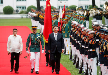 Visiting Chinese President Xi Jinping with Philippine President Rodrigo Duterte troop the line before their one on one meeting at the Malacanang presidential palace in Manila, Philippines, November 20, 2018. REUTERS/Erik De Castro