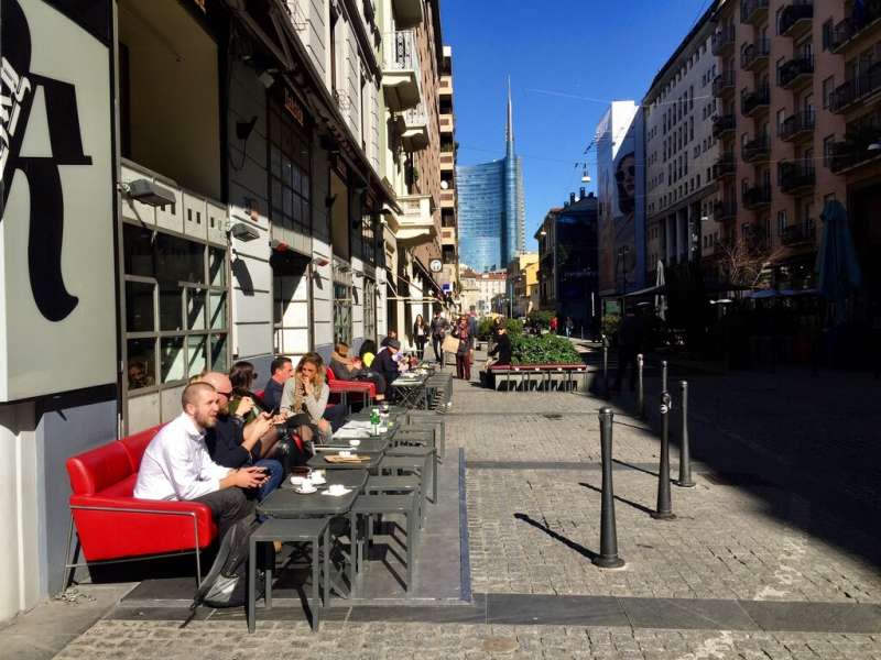 義大利米蘭2月28日的資料照，當時義大利尚未宣布封城，民眾還能在路邊享受啜飲咖啡的悠閒時光。（美聯社）