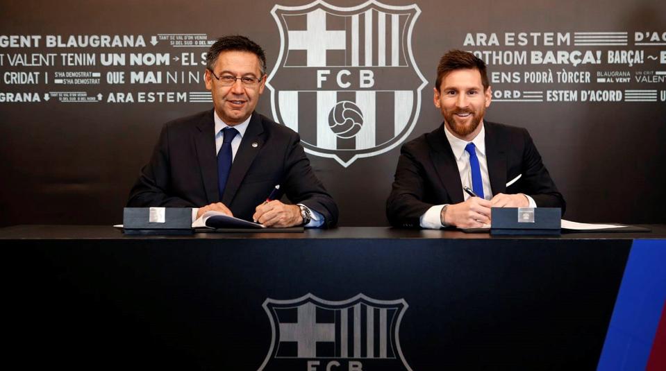 BARCELONA, 25/11/2017. El argentino Leo Messi (d) ha firmado un nuevo contrato con el Barcelona hasta junio de 2021 y que ha compartido con el presidente Josep Maria Bartomeu (i). EFE/