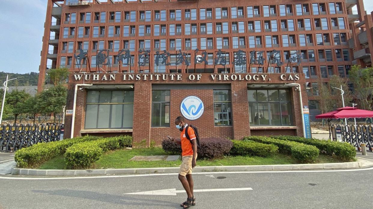 Ein Mann passiert das Institut für Virologie in Wuhan.