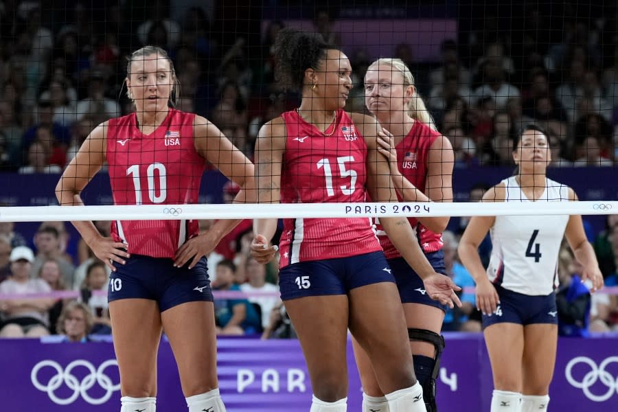 I giocatori statunitensi si sentono delusi durante la partita per la medaglia d'oro di pallavolo femminile tra Stati Uniti e Italia alle Olimpiadi estive del 2024, domenica 11 agosto 2024, a Parigi, Francia. (AP Photo/Alessandra Tarantino)