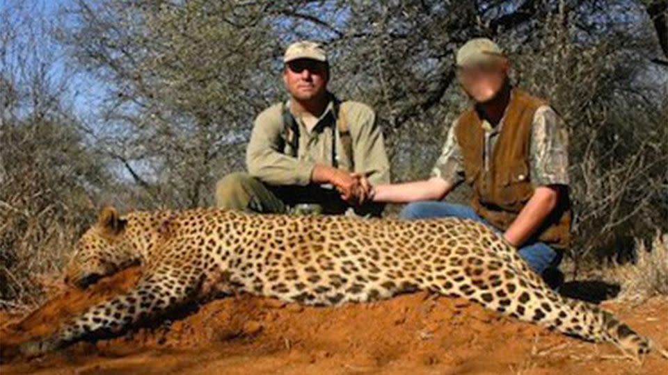 Botha dirigía junto a su esposa una compañía de caza mayor llamada Theunis Botha’s Big Game Safaris and Hounds. Fuente: Facebook.