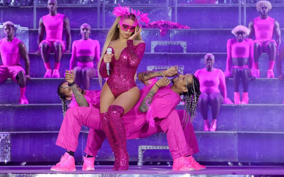 Beyoncé actuando durante su gira mundial Renaissance