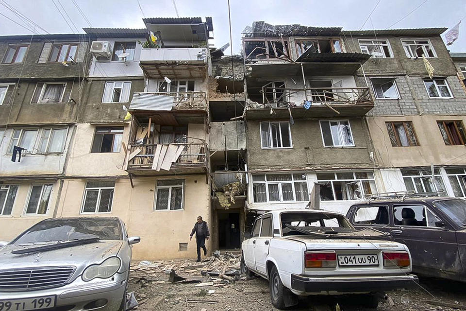 Un edificio de apartamentos luego de un ataque en Stepanakert, Nagorno-Karabaj. Azerbaiyán anunció el martes 19 de septiembre de 2023, que había iniciado una "operación antiterrorista" contra posiciones militares armenias en la región de Nagorno-Karabaj. (AP Foto/Siranush Sargsyan)