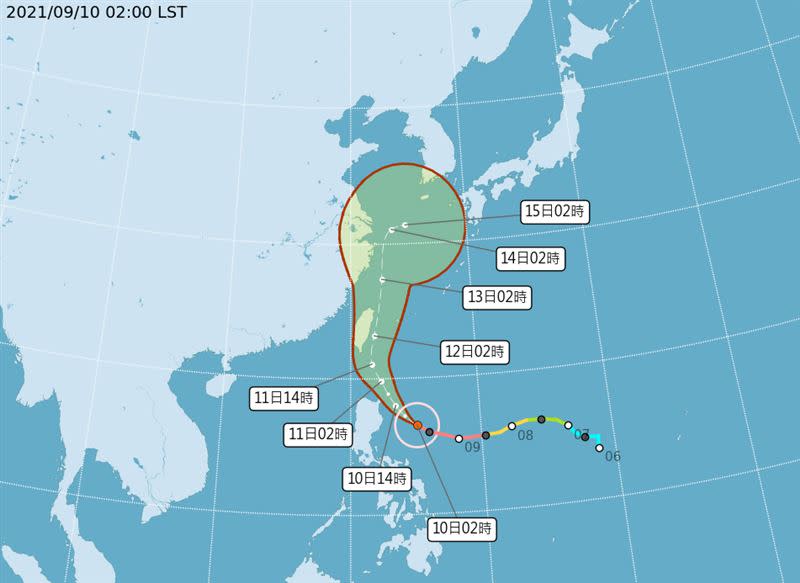 強颱「璨樹」其暴風圈朝巴士海峽接近，預測路徑將從台灣東側北上。（圖／中央氣象局）