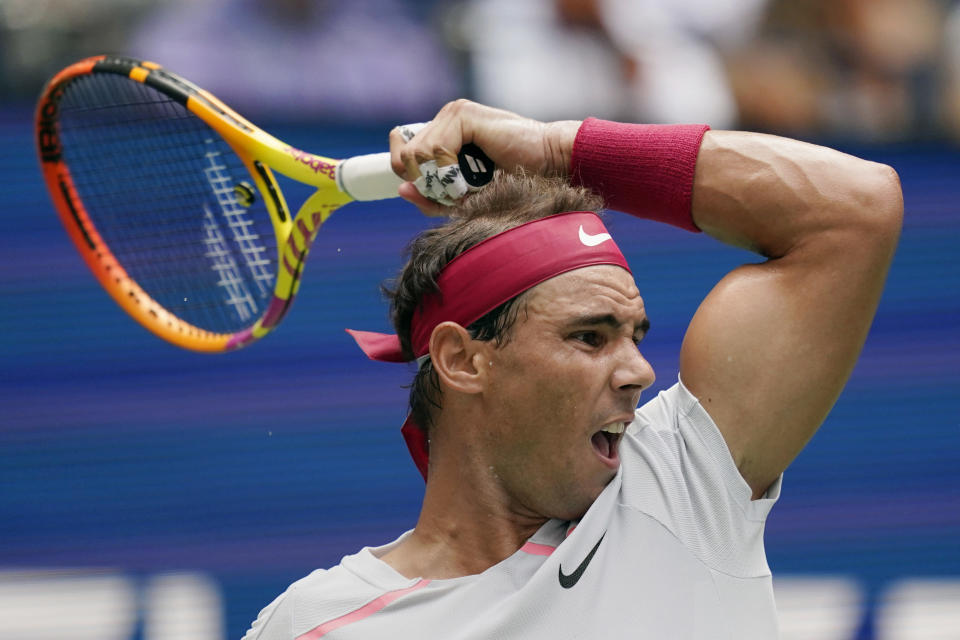 Rafael Nadal devuelve ante Frances Tiafoe en la cuarta ronda del US Open, el lunes 5 de septiembre de 2022, en Nueva York. (AP Foto/Julia Nikhinson)