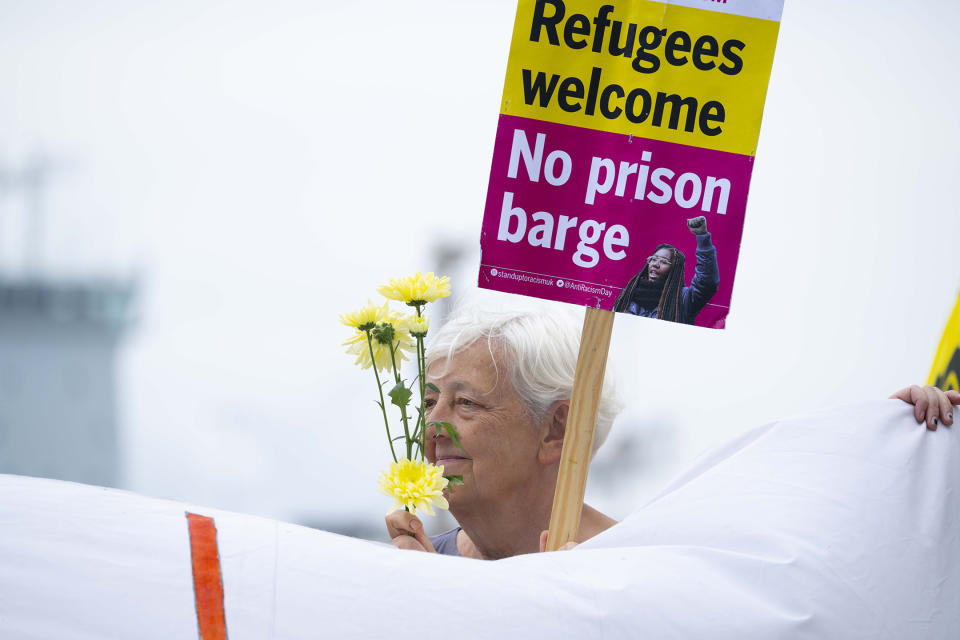 2023年8月7日，一群支持者歡迎被轉移到英國波特蘭港的難民。攝：Rasid Necati Aslim/Anadolu Agency via Getty Images