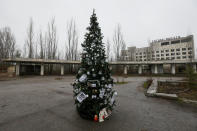 L'albero è stato installato nell'ambito di una campagna voluta dall'Associazione dei tour operator di Chernobyl. Ad addobbarlo sono stati gli ex residenti della cittadina, che hanno portato anche loro decorazioni. (REUTERS/Valentyn Ogirenko)