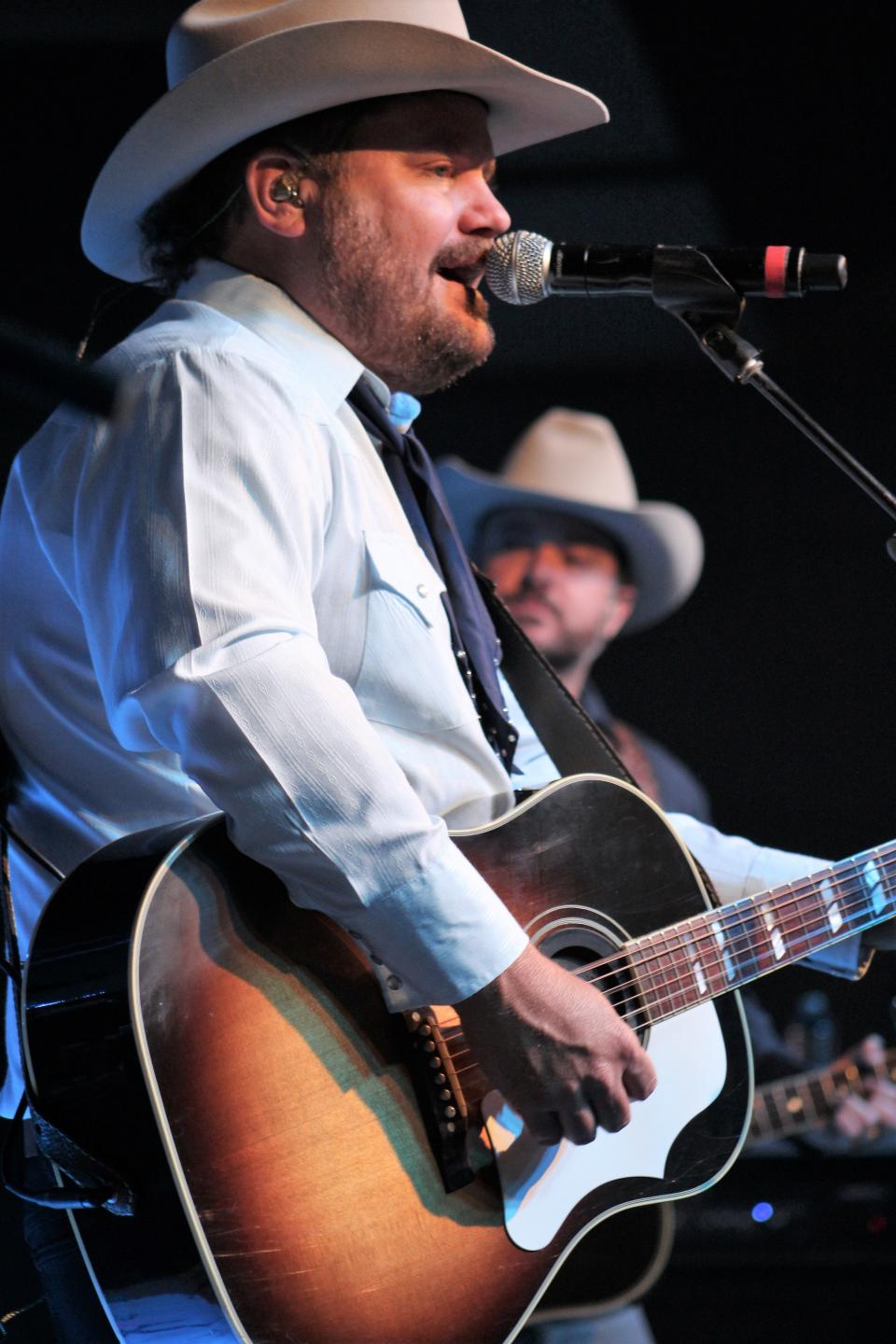 Randy Rogers sings with Wade Bowen during a concert for the West Texas Rehabilitation Center in August 2020.