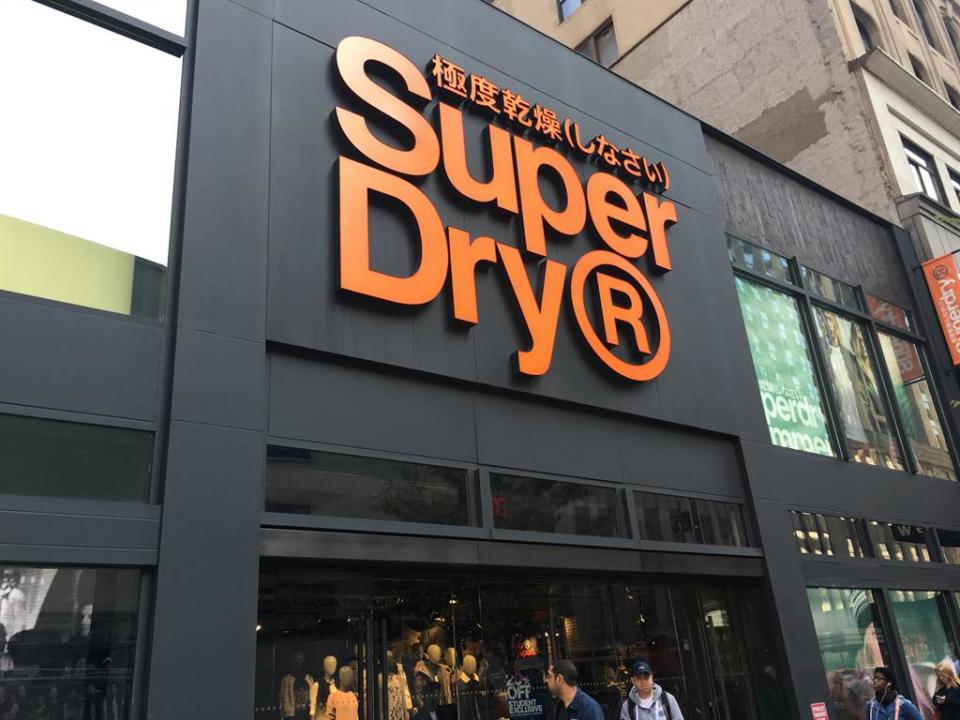 Superdry在台灣是怎麼跌下神壇的？網友分析原因，包括降價策略失敗、機能性不足、容易撞衫、假貨太多。（示意圖／Shutterstock）