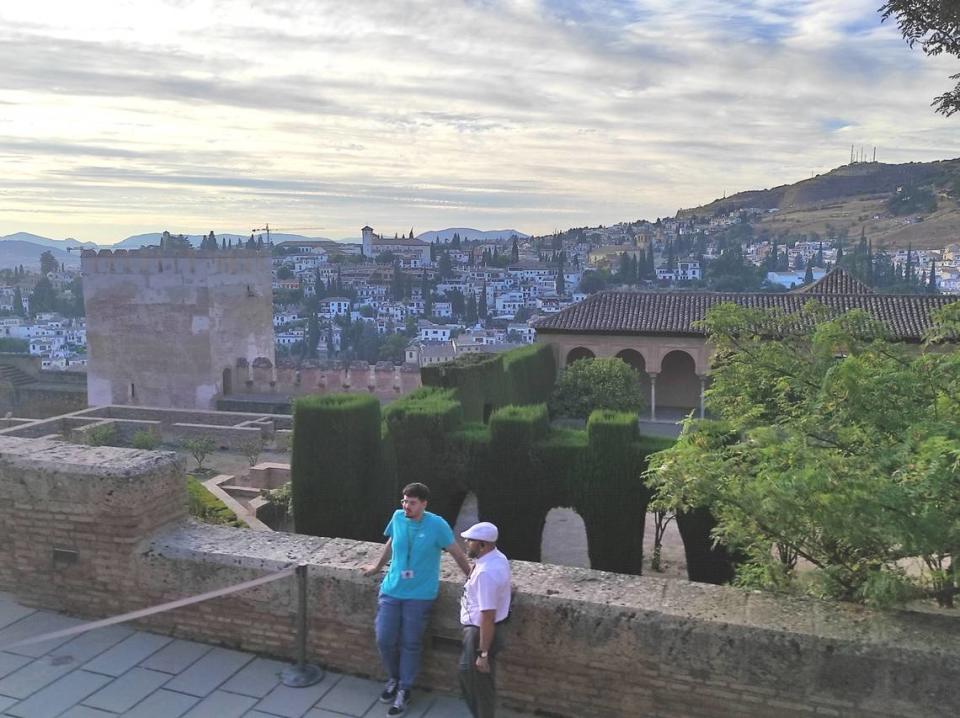 Vista del atardecer desde la Alhambra con el barrio granadino del Albaicín al fondo.