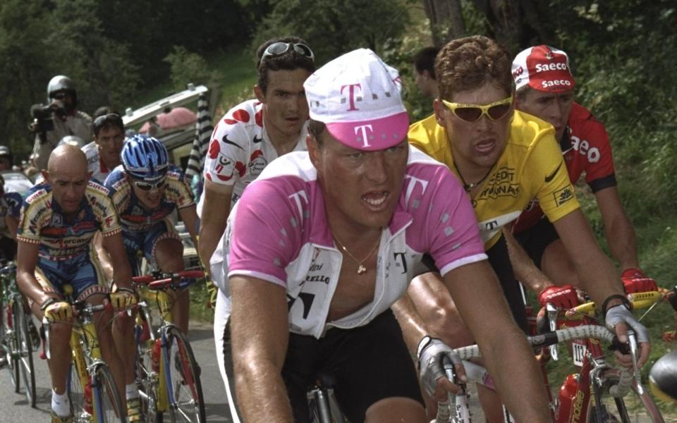 21. Juli 1997: Der Däne Bjarne Riis (links) führt seinen Teamkollegen in Gelb vor Stars wie Richard Virenque und  Marco Pantani über die teilweise extremen Anstiege. (Bild: Pascal Rondeau)