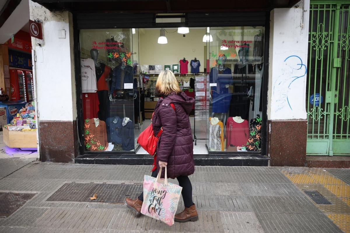 Bolsas de compras de mujer o cliente de moda minorista de la ciudad en la  calle