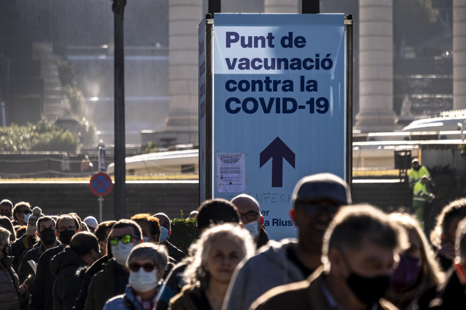 People in line to receive COVID-19 vaccinations