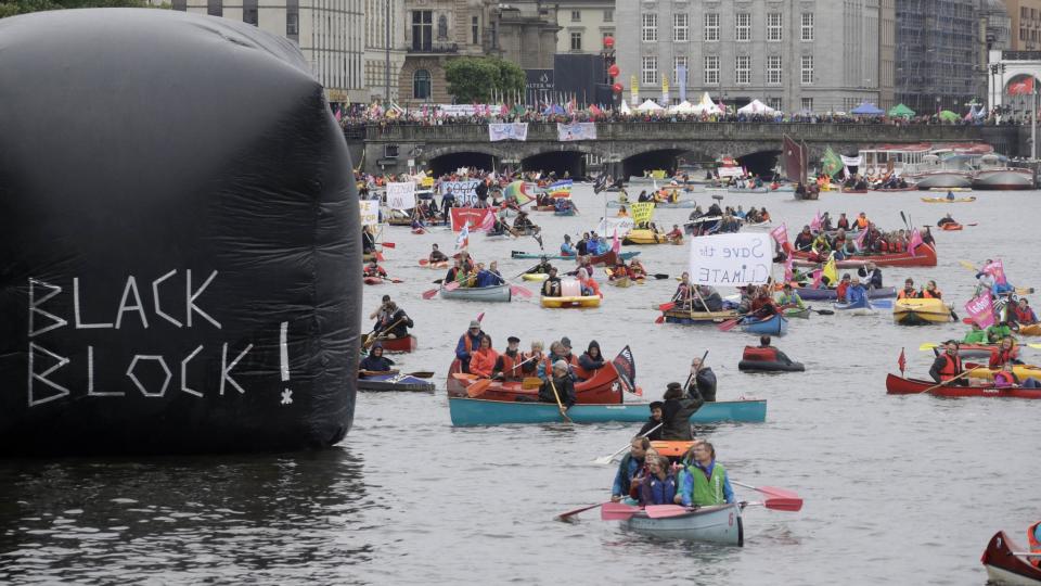 <p>Schon etwas lauter gestaltet sich der Protest auf der Binnenalster. Mit Booten und einem symbolischen „schwarzen Block“ machen die Demonstranten klar, was sie vom bevorstehenden G20-Gipfel, der am 7. und 8. Juli stattfinden wird, halten. (Bild: AP Photo/Matthias Schrader) </p>