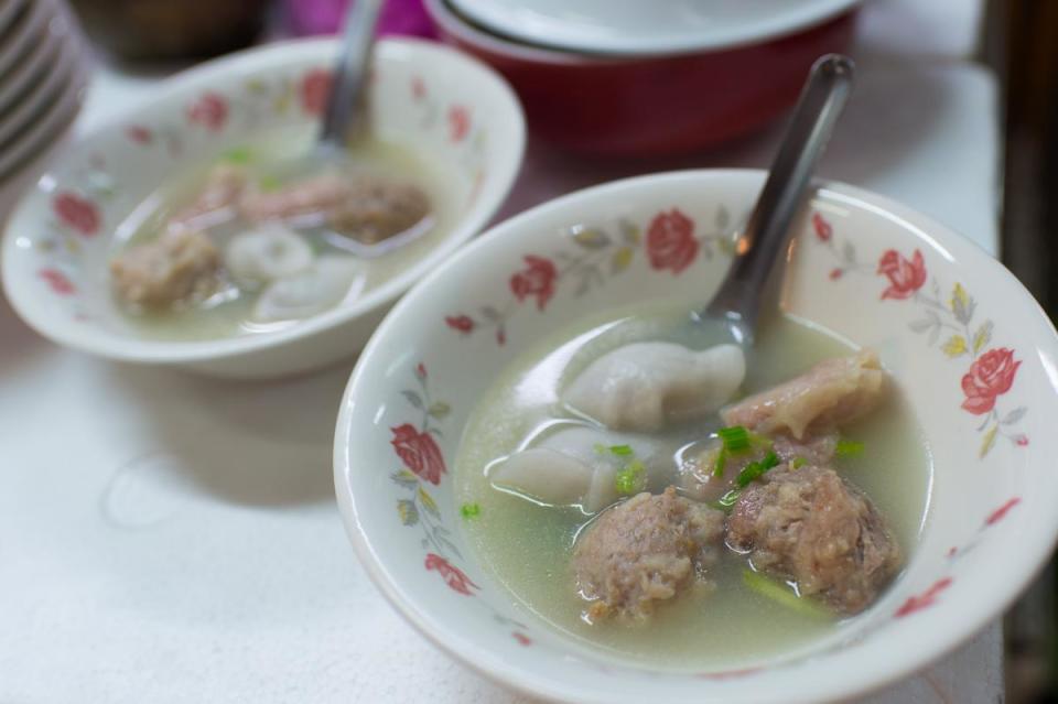 「綜合湯」有4種手工丸餃，把豚食料理發揮得淋漓盡致。