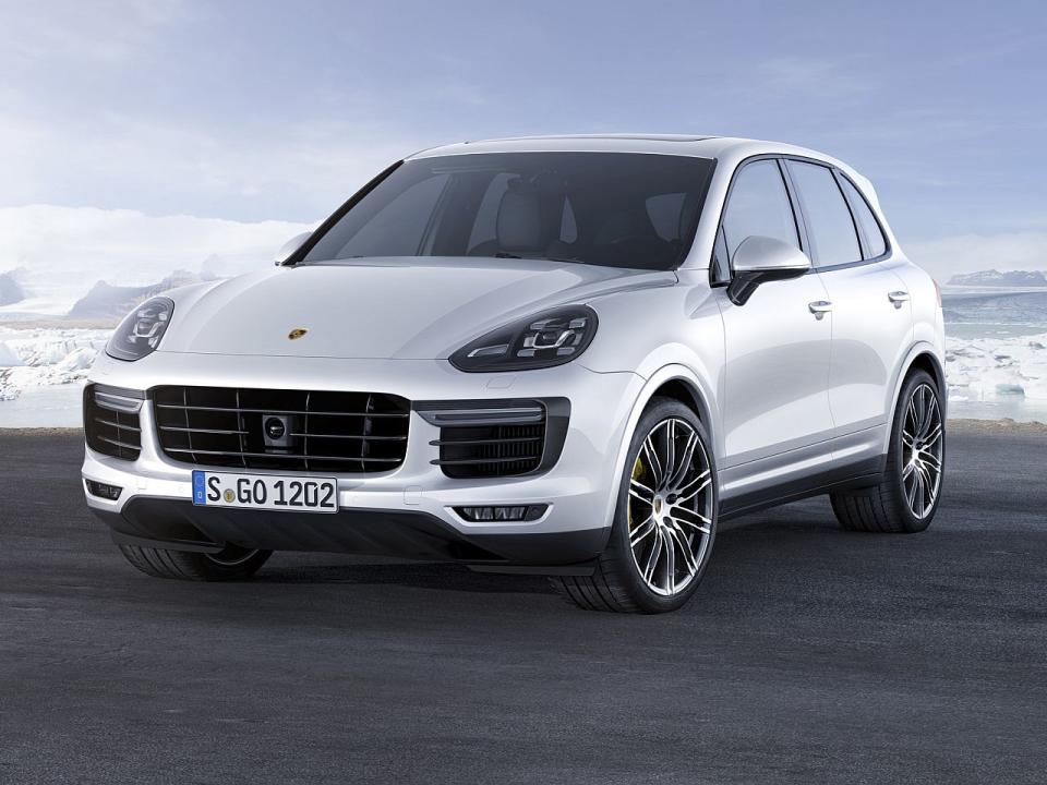 Ob schneller schmutzig oder nicht: Weiße Wagen sind in Anbetracht der Statistik des Kraftfahrt-Bundesamtes einwandfrei auf dem Vormarsch – und das nicht nur, wenn sie wie der Porsche Cayenne Turbo S von einer Luxusmarke stammen. 2014 waren 19,6 Prozent der neu zugelassenen Autos weiß, Tendenz steigend. Der Vorteil: Diese heizen im Sommer nicht so schnell auf wie dunkle Fahrzeuge. Zudem lassen sich Händler viele Lackierungen mittlerweile teuer bezahlen, wie "Focus Online" berichtet.