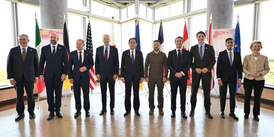 Volodymyr Zelenskyi and the leaders of the G7 countries pose for a joint photo before a working session on Ukraine, Hiroshima, Japan, May 21, 2023