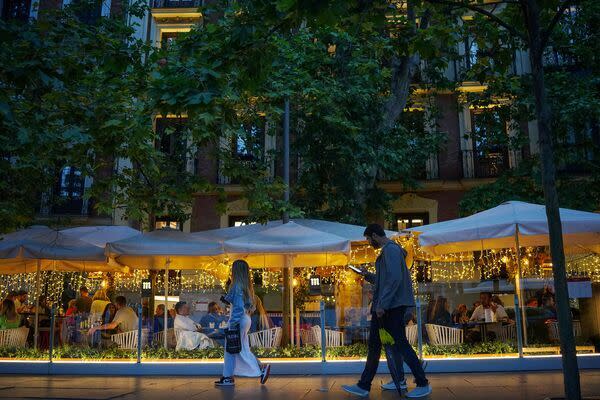 Terraza de un restaurante en el Barrio Salamanca de Madrid. Foto: Bloomberg. 