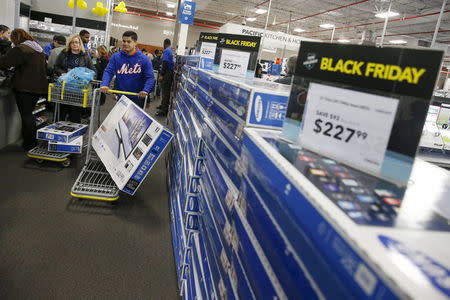 Shoppers leave with check out with their purchases from the Best Buy store in Westbury, New York November 27, 2015. REUTERS/Shannon Stapleton