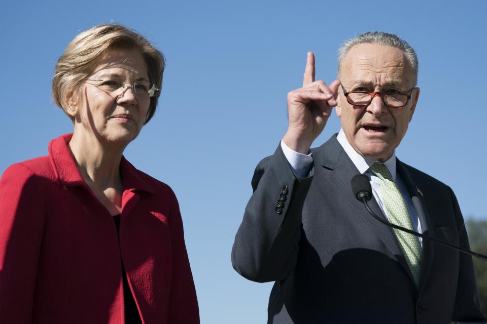 El líder demócrata en el Senado, Chuck Schumer (d), y la senadora demócrata por Massachusetts, Elizabeth Warren (i), ofrecen una rueda de prensa en el Capitolio de Washington D.C (Estados Unidos) hoy, 18 de octubre de 2017. EFE/MICHAEL REYNOLDS