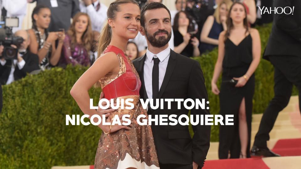 <p>Der Franzose (hier fotografiert mit Alicia Vikander) wurde 2013 Nachfolger von Marc Jacobs. (Bild: AP Images) </p>