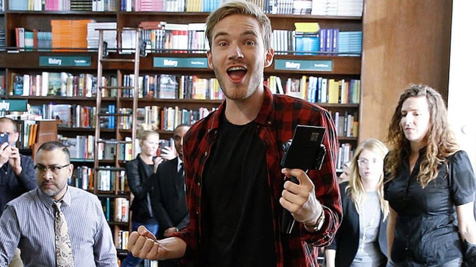 Felix Kjellberg o PewDieDie al presentar un libro.