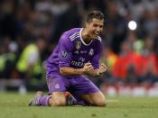 Platz 1: Doch keiner verdiente so viel wie er: Cristiano Ronaldo schafft es – wie bereits im Vorjahr – mit einem Vermögen von 93 Millionen US-Dollar an die Spitze der bestbezahlten Sportler weltweit. (Bild-Copyright: Kirsty Wigglesworth/AP Photo)