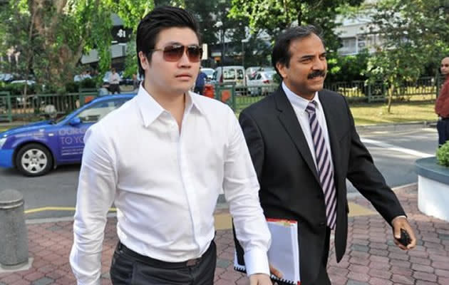 Eric Ding Si Yang (L) arrives at a district court with his lawyer in Singapore on August 27, 2013. Two Lebanese match officials jailed in Singapore for accepting free sex from alleged match-fixer Ding have refused to return to the city-state to testify at his trial, a court heard Tuesday. (AFP Photo)