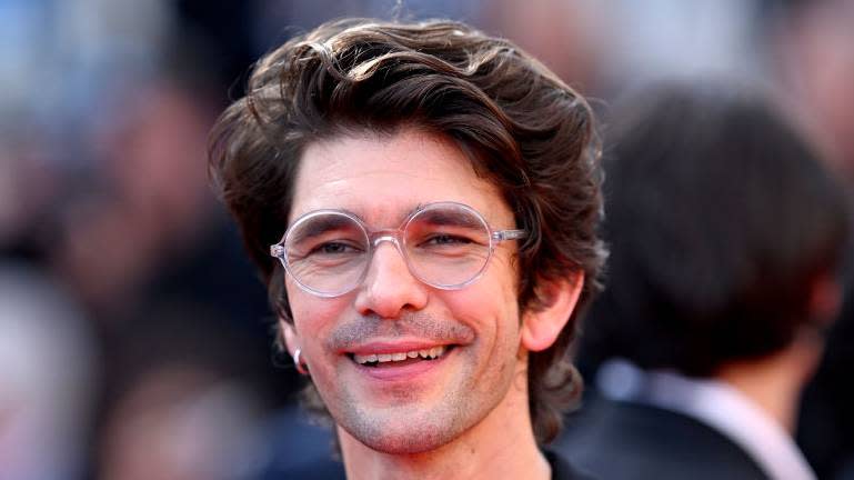  Ben Whishaw. 