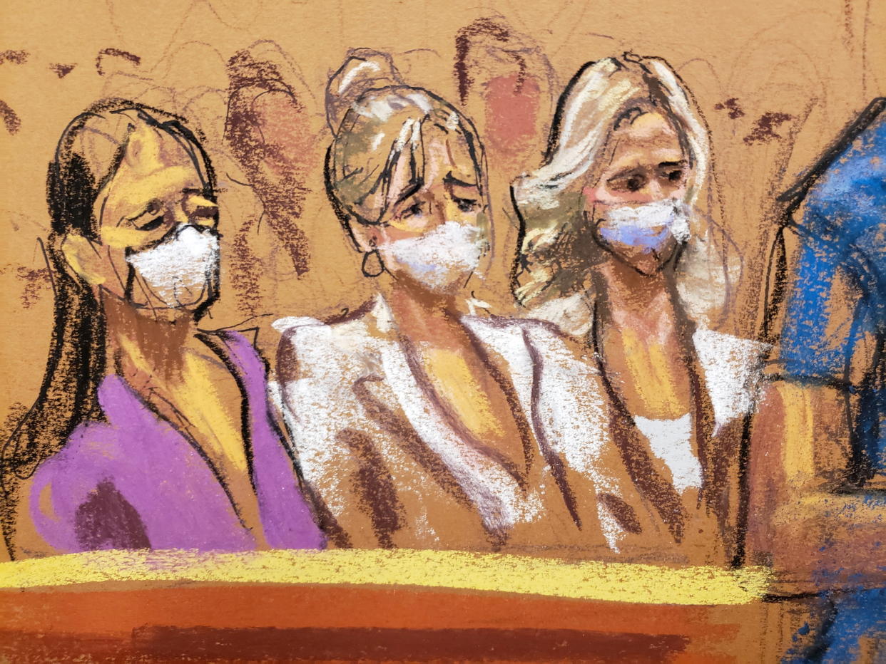 Las víctimas en el juicio durante la sentencia de la asociada de Jeffrey Epstein, Ghislaine Maxwell, en un boceto de sala en Nueva York, Estados Unidos, el 28 de junio de 2022. (REUTERS/Jane Rosenberg)